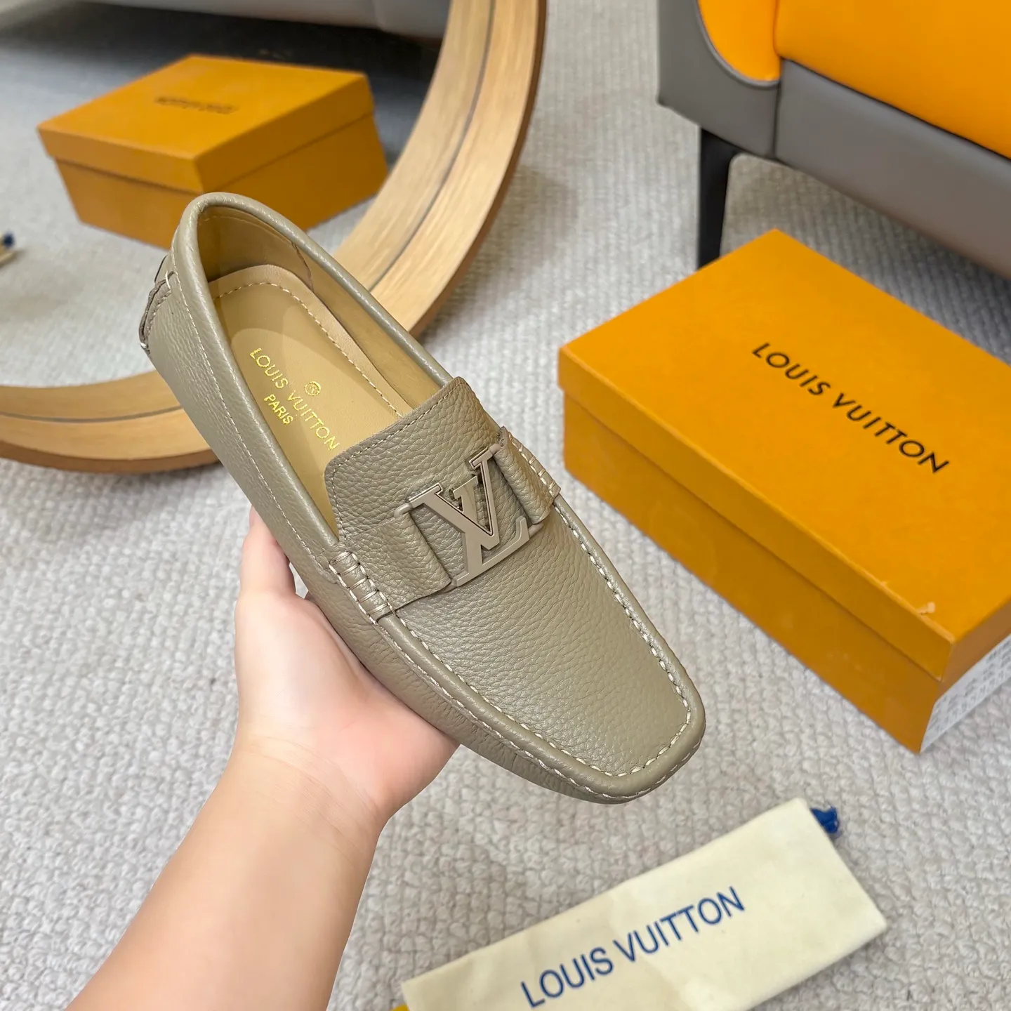 Men's men's shoes 💰420 (Yangli) LV 2⃣️0⃣️2⃣️5️⃣Spring and summer counter GLORIA series models ✈️Original factory special leather production, original last type. A classic driving slip-on casual shoe that shows an elegant style with exquisite craftsmanship details such as Monogram embossing all over the upper🌀Italian imported calfskin fabric Sheepskin foot pads➕Inside～Private mold replica sole Unique style Comfortable driving slip-on Size: 4-12 (38-46) Comes with [Counter packaging: original box, wrapping paper, card, instruction manual, shoehorn, cloth bag] No pressure to enter and leave the counter!